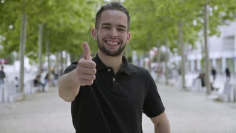 Un-Joven-Barbudo-Sonriente-Mostrando-El-Pulgar-Hacia-Arriba.