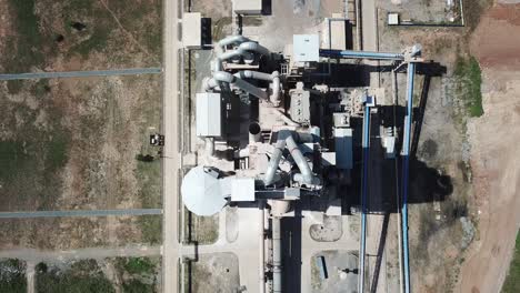 grandes equipos metálicos utilizados en la fabricación de cemento dentro de una fábrica de cemento - toma aérea
