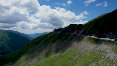 Luftaufnahme-Der-Transfagarasan-Bergstraße,-Die-Die-Karpaten-In-Rumänien-überquert,-Luftaufnahme-Einer-Wunderschönen-Bergkette-Mit-Hohen-Gipfeln-Und-Dicken,-Flauschigen-Wolken