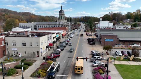 Schulbus,-Hauptstraße-USA,-Murphy-NC,-North-Carolina