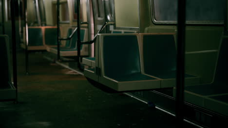 asientos vacíos en el vagón del metro