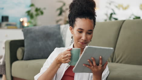 mujer relajándose en el sofá con tableta y café