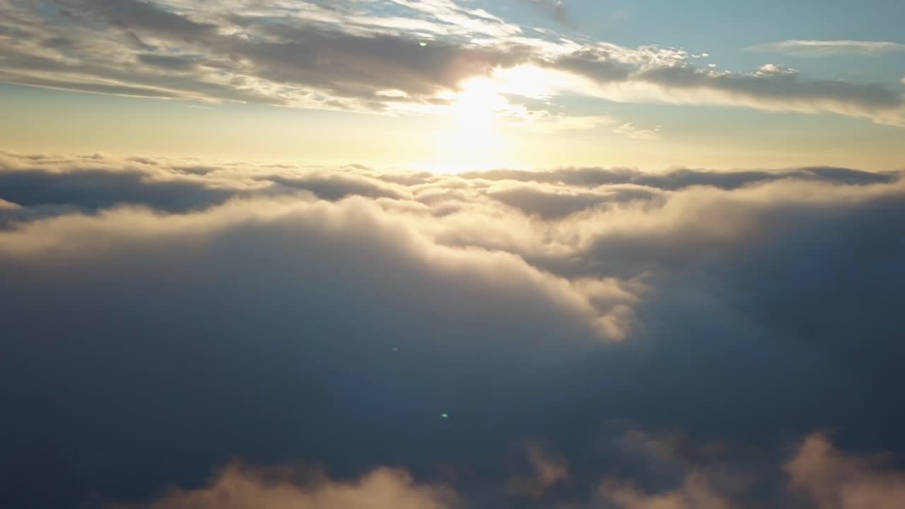 Ripresa aerea sopra le nuvole in 4k durante il tramonto