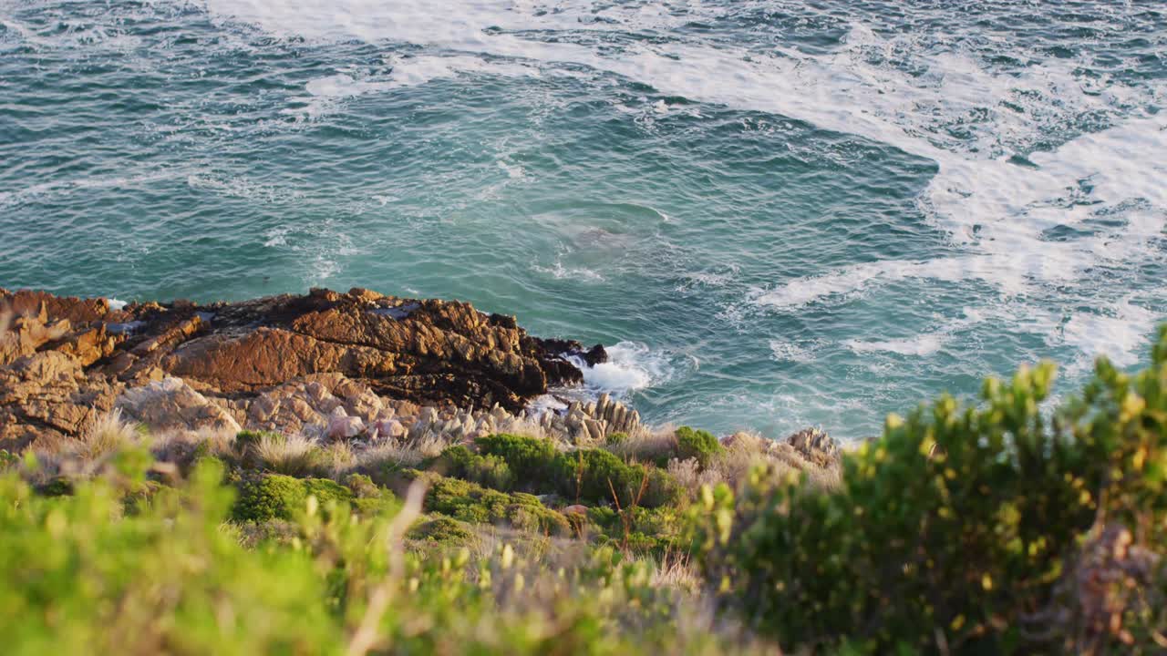video de la hermosa vista de la costa del mar con olas y rocas