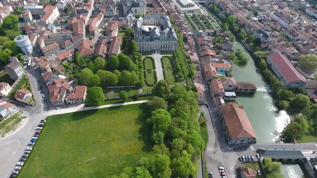 volando sobre la ciudad de verdun por avión no tripulado, lorraine, francia. hermoso parque