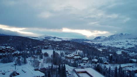 Aufsteigende-Drohnenaufnahme-Eines-Stimmungsvollen-Sonnenuntergangs-In-Telluride,-Co-Im-Winter