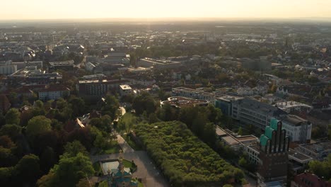 Verlassen-Von-Darmstadt-Und-Der-Mathildenhöhe-An-Einem-Sonnigen-Sommerabend-Mit-Einer-Drohne,-Die-Die-Stadt-Im-Hintergrund-Zeigt