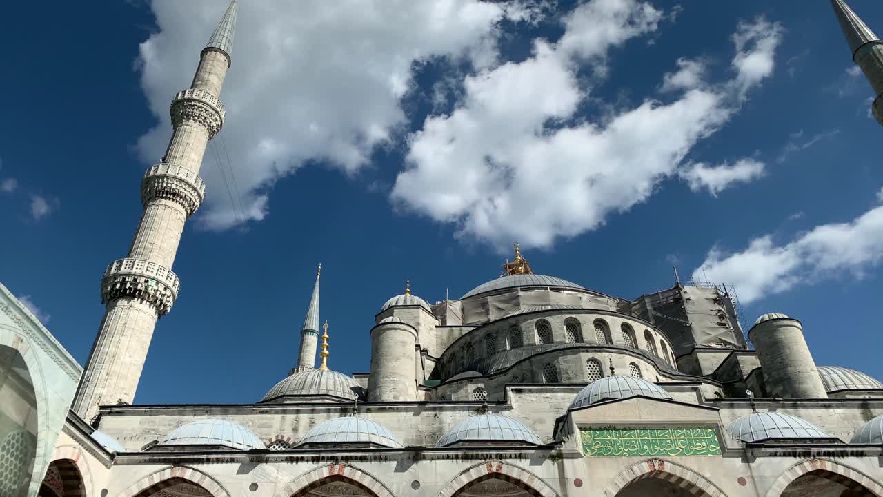 la mezquita del sultán ahmed (también conocida como la mezquita azul) en estambul fue construida en 1616 por el arquitecto mimar sinan.