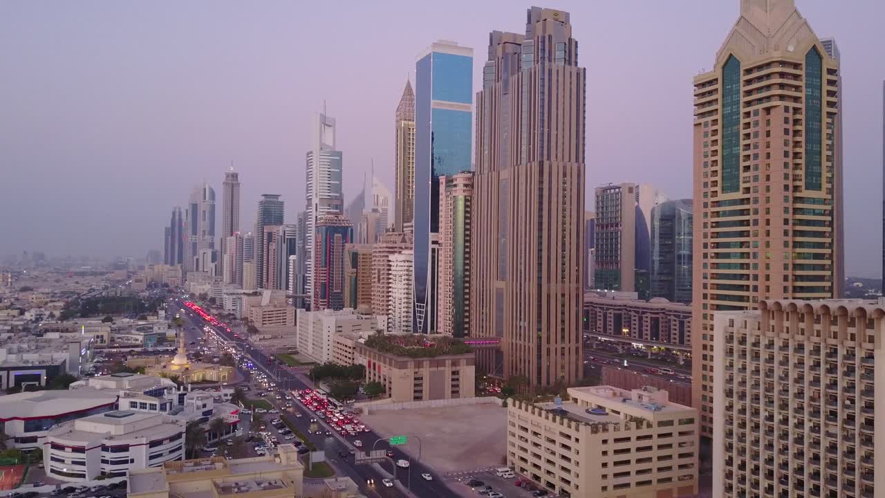 el horizonte de dubái al anochecer