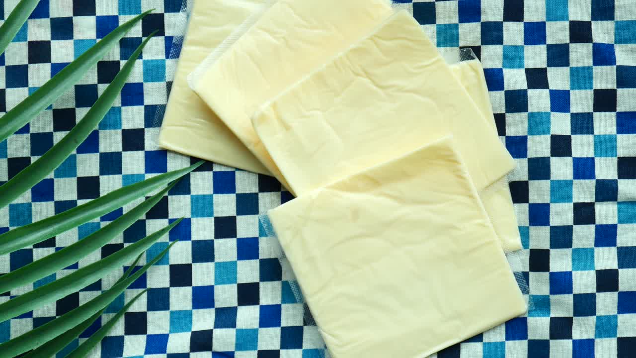 노란색에 치즈 조각이 있는 투명한 패키지