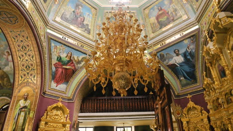 dentro de una iglesia