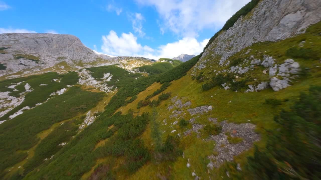 las imágenes de fpv se filmaron en las montañas eslovenas en los alpes con un dron volando rápido sobre hermosas montañas filmadas con una gopro con increíbles paisajes circundantes-4