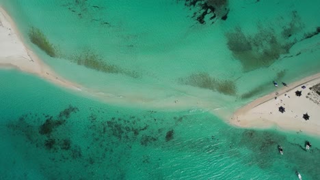 aguas claras turquesas y playa de arena en los rocas, venezuela con barcos y visitantes, vista aérea