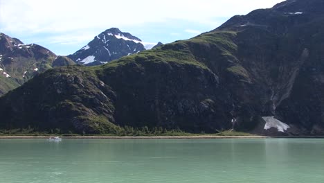 Bote-Pequeño-Cerca-De-La-Costa-En-Alaska