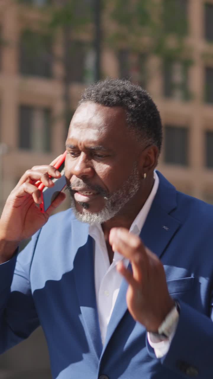 Uomo d'affari che parla al cellulare