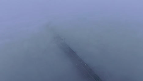 puente de la carretera sobre una nube de atmósfera de ensueño