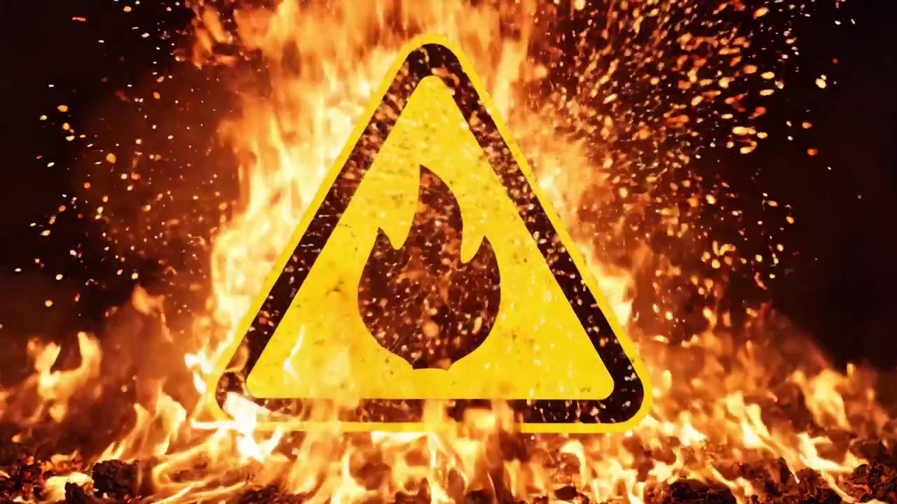 Advarselsskilt om brandfare omgivet af flammer, der skaber en brændende og farlig atmosfære, som kræver forsigtighed og øjeblikkelig opmærksomhed