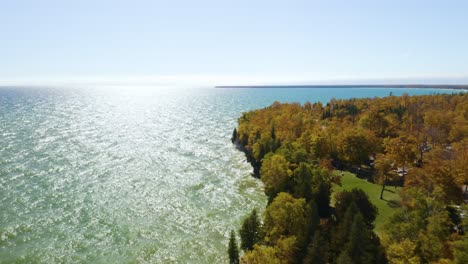 Drone-Vuela-Sobre-El-Parque-Del-Condado-De-Cave-Point-En-El-Condado-De-Door,-Wisconsin