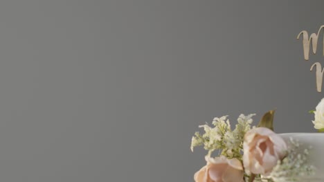 primer plano del pastel de bodas contra el fondo gris del estudio en la recepción de la boda