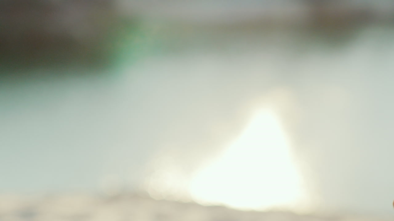 dos mujeres tiernamente toman de la mano pareja romántica