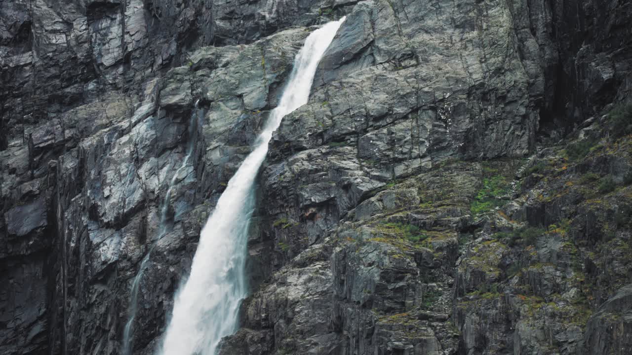 tomada de seguimiento en cámara lenta de la cascada del glaciar kjenndalsbreen, noruega