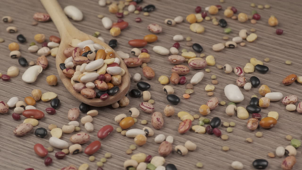 나무 숟가락에 수프를 위한 혼합 콩과 식물, 완전 채식 단백질 공급원