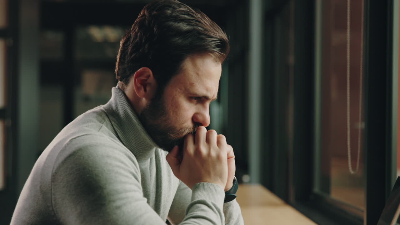 Um homem estressado, perdido em pensamentos