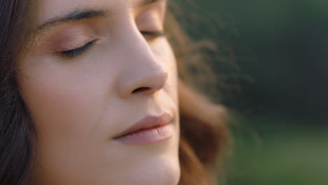 retrato en primer plano de una mujer hermosa disfrutando de una tranquila puesta de sol explorando la espiritualidad mirando hacia arriba orando contemplando el viaje con el viento soplando el cabello