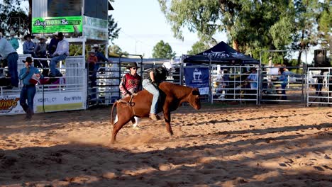 jinete de toro arrojado durante un evento de rodeo