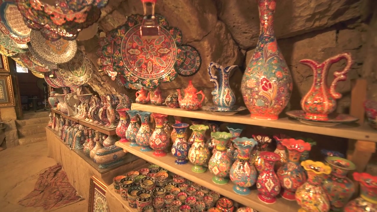 Ceramiche turche tradizionali dipinte a mano esposte in un negozio in grotta