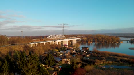 波蘭施切辛市西奧德河 (west oder river) 橋上的火車和火車交通