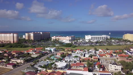 barrido aéreo de hoteles y casas en la costa de aruba y el mar tropical