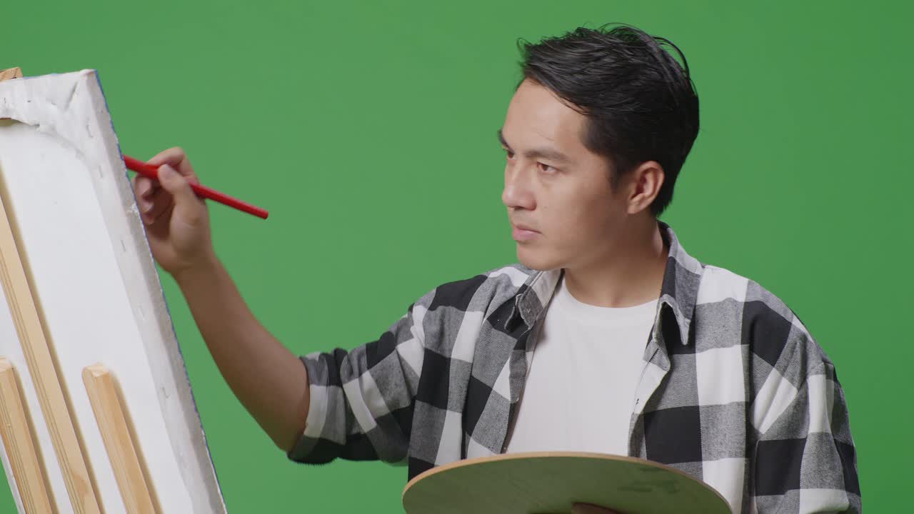 캔버스에 그림을 그리는 사람