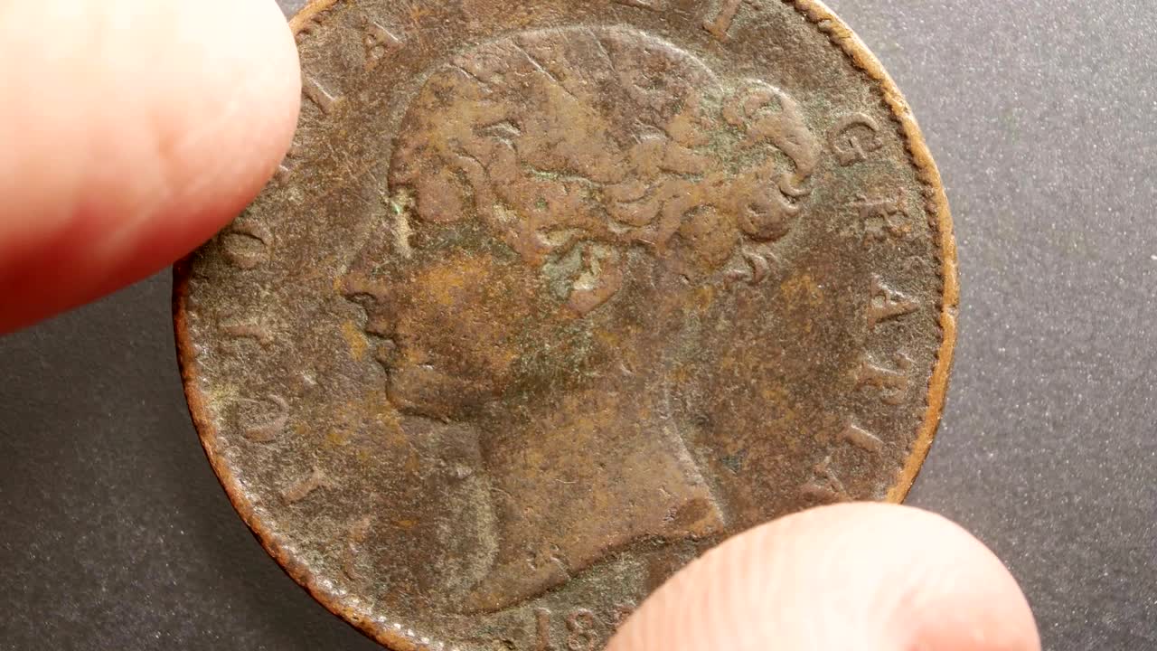 primer plano de monedas muy antiguas