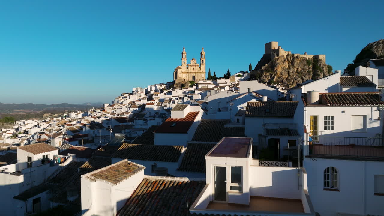 Flyvende over hustagene i en spansk landsby i Olvera, Spanien