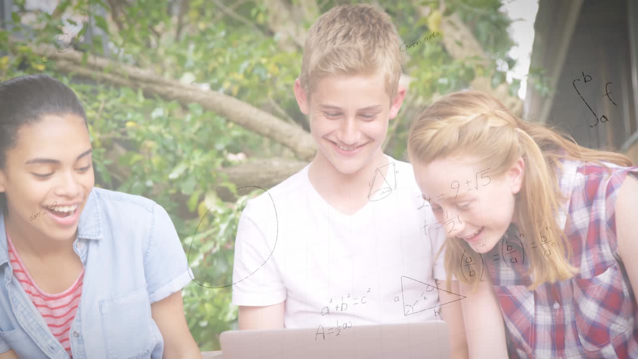 노트북을 사용하는 학생들을 통해 수학 방정식의 애니메이션