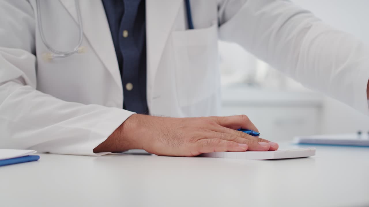 Video ripreso a mano che mostra un medico che scrive una ricetta e accetta una tangente