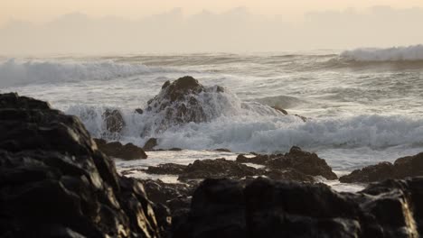 Las-Olas-Del-Océano-Chocan-Lentamente-Contra-Grandes-Formaciones-Rocosas-En-La-Costa