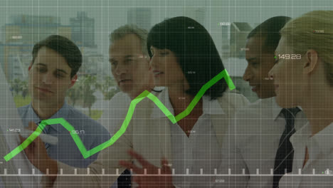animación de gráfico verde con dígitos sobre compañeros de trabajo multirraciales discutiendo en la pizarra