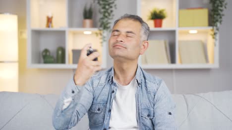 el hombre que se pone perfume y huele bien.