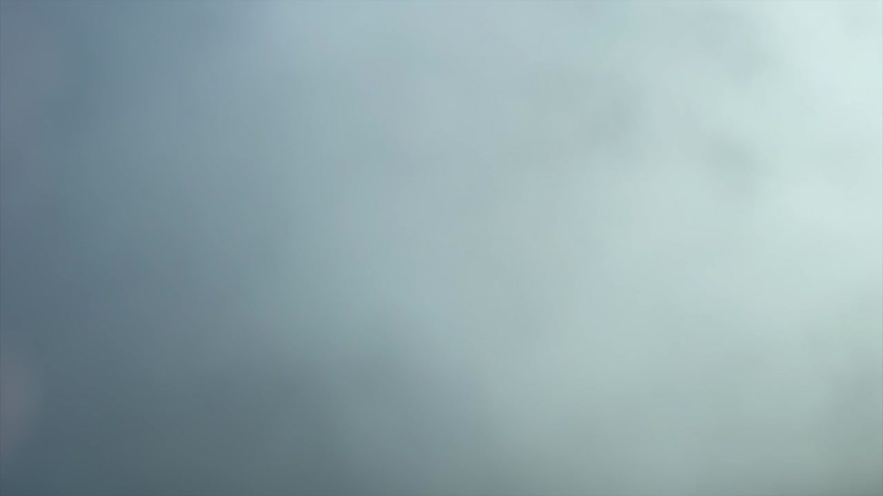 색과 회색의 어리 구름과 함께 빛과 푸른 하늘을 날아다니는 몰입적인 조종사 pov