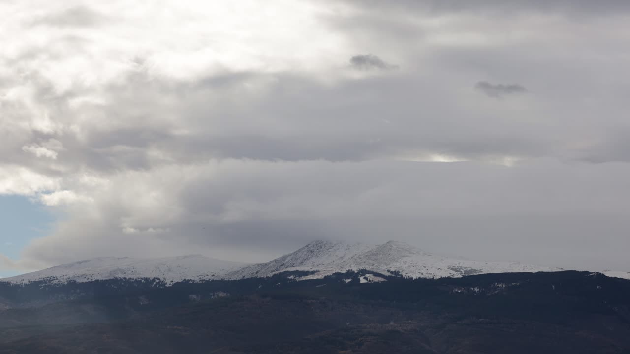 눈 인 산꼭대기 위를 지나가는 구름의 시간 흐름