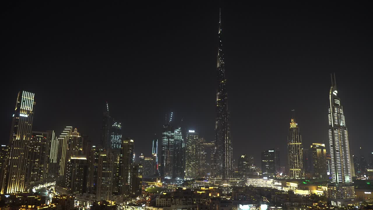 Skyline di Dubai negli Emirati Arabi Uniti in Medio Oriente di notte con le luci del Burj Khalifa e di altri grattacieli