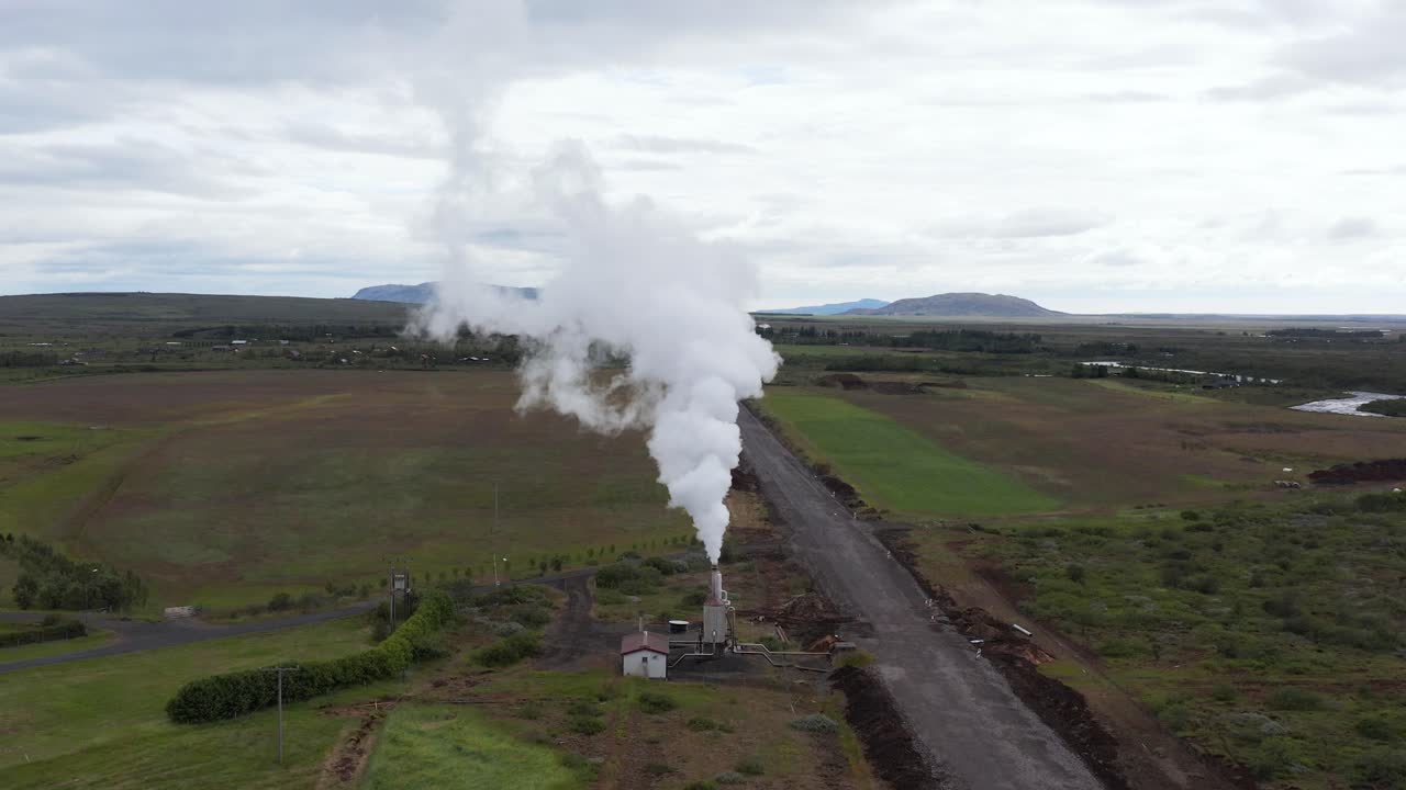 planta de electricidad alimentada por vapor geotérmico rural en islandia que emite humo blanco