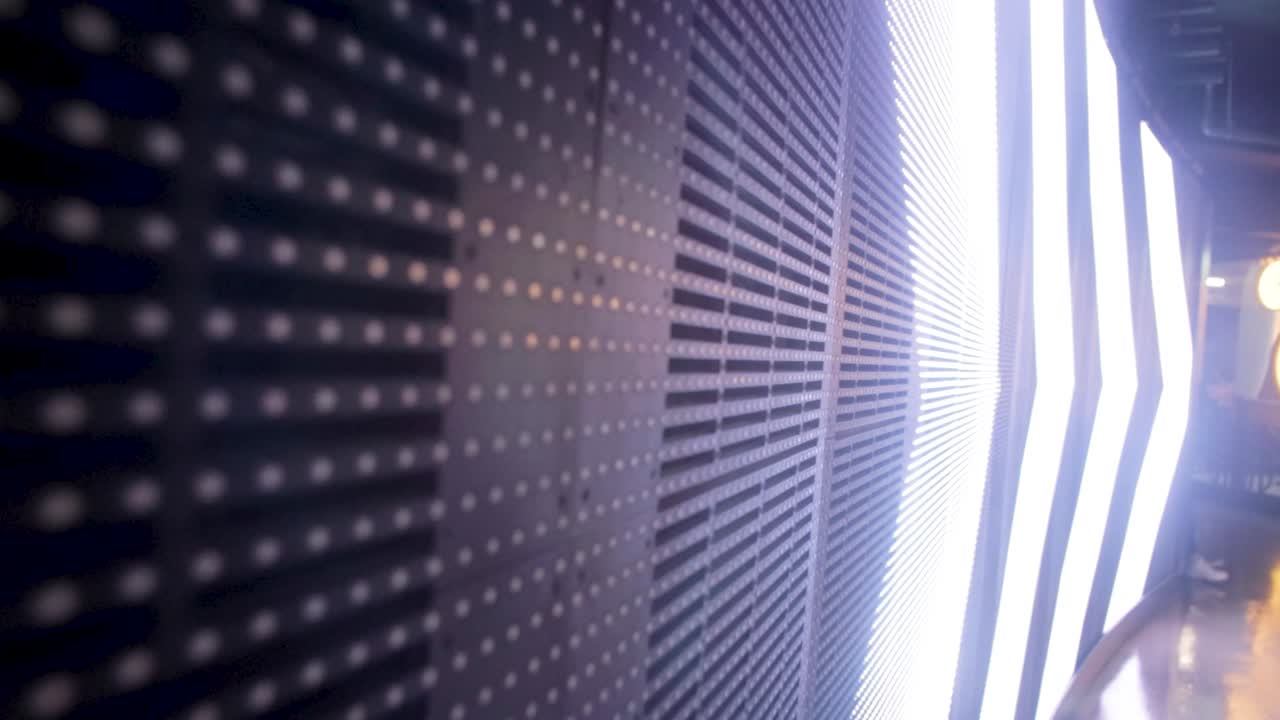 오른쪽으로 화살표가 있는 방향을 가리키는 조명된 led 표지판의 클로즈업