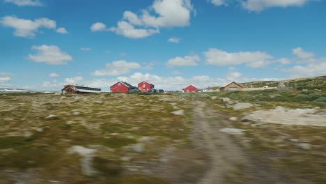 Schöne-Landschaft-Des-Ländlichen-Norwegens-Blick-Aus-Dem-Fenster-Des-Busses-4k-Video