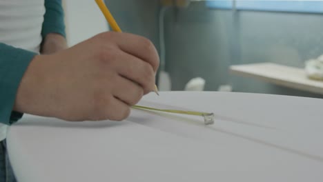 남성 서프보드 제작자 가 작업실 에서