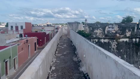 Lapso-De-Tiempo-Sobre-La-Pared-De-Campeche-En-Un-Día-Nublado