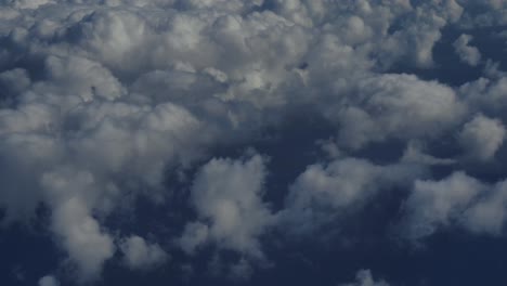 Oben-über-Einem-Bett-Aus-Geschwollenen-Wolken