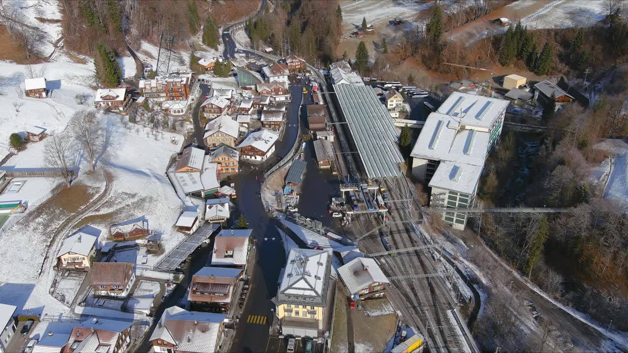 스위스 라우터브룬의 공중 풍경 - 겨울 시즌에 마을 언덕의 개요